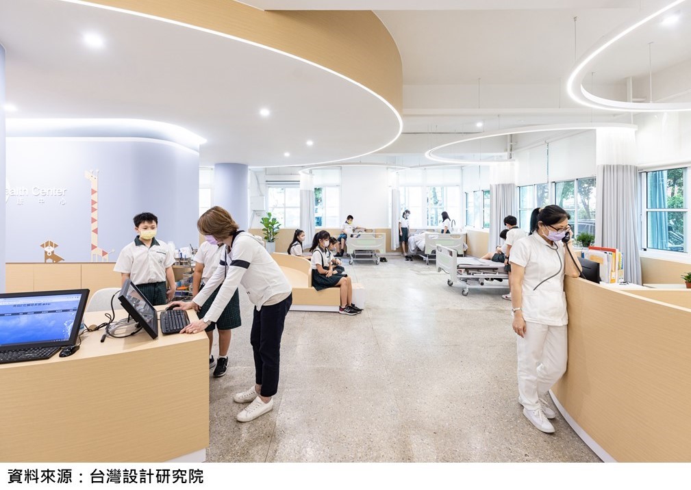 仁愛國小健康中心，將原本儲藏室拆除改設移動式病床，引入室外光線，讓整體空間明亮