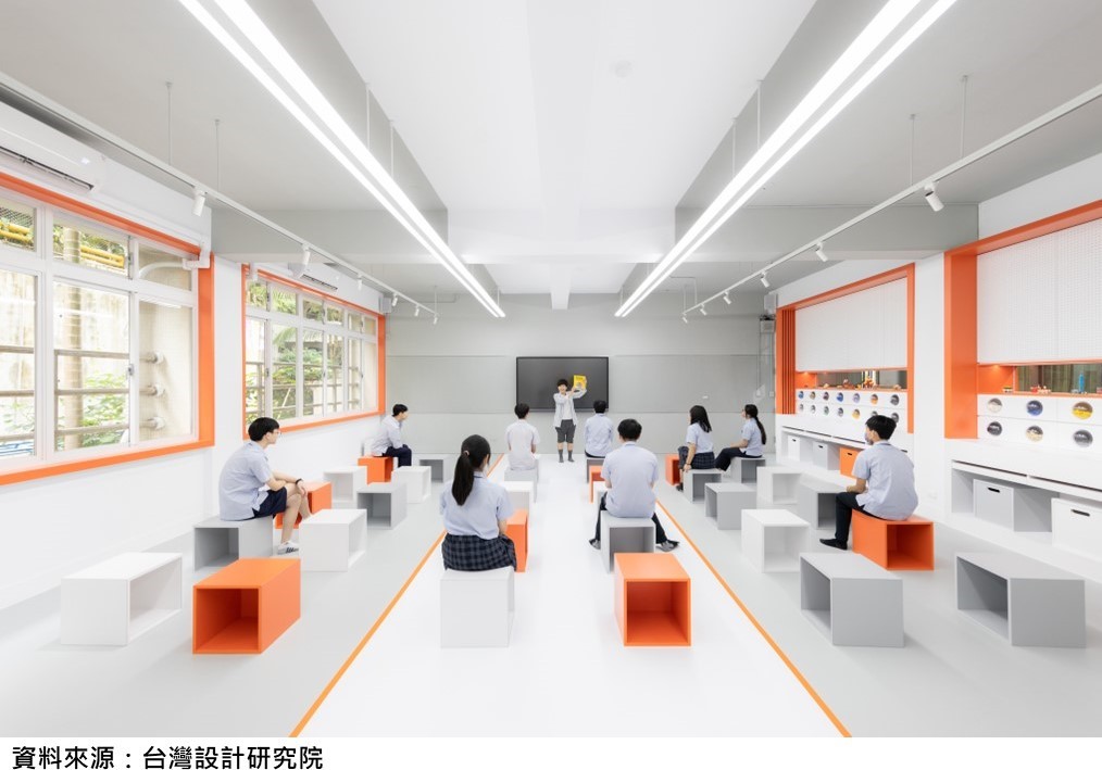 萬芳高中積木社團教室，模組化的方塊椅可轉換成教學、展覽及講座模式